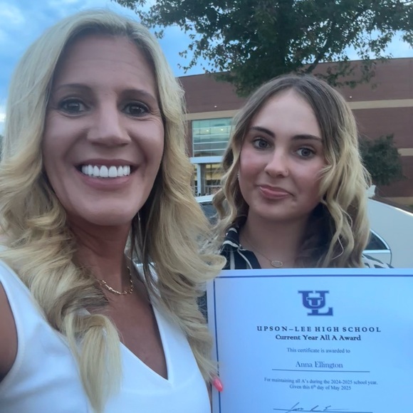 Meet your Posher, Brittany. I have two amazing and beautiful daughters, 14 & 18. - Picture 4 of 8